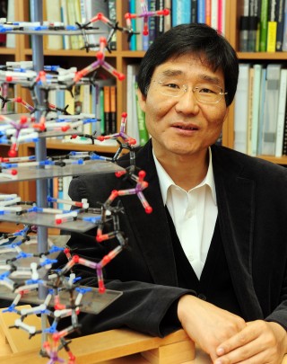박찬규 건국대 교수팀은 항생제 보다 부작용이 적은 항균 펩타이드를 대량생산할 수 있는 방법을 찾았다. - 건국대 동물생명과학대학 제공